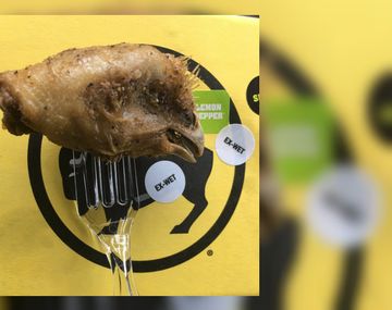 Un jugador de fútbol encontró una cabeza de pollo entre sus alitas y estalló