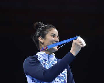 Reconocida boxeadora olímpica lucha por su vida tras incendiarse su casa