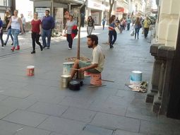 Martín Almirón artista callejero