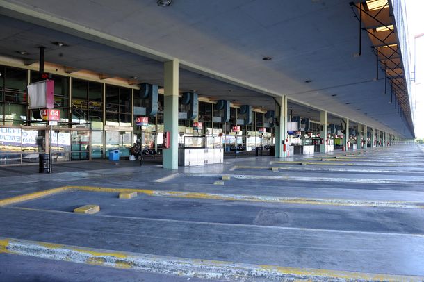 Choferes de micro reclaman un adelanto a cuenta de paritarias para levantar el paro