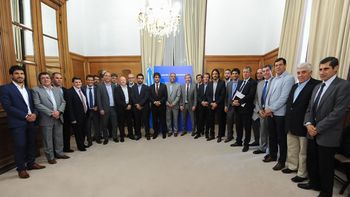 El Gobierno acordó con 21 provincias un pedido para posponer el tratamiento de la iniciativa por Ganancias El Gobierno acordó con 21 provincias un pedido para posponer el tratamiento de la iniciativa por Ganancias