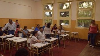 La reunión de directivos y docentes de la Escuela Normal con autoridades del Ministerio de Educación. Crédito: El Tribuno La reunión de directivos y docentes de la Escuela Normal con autoridades del Ministerio de Educación. Crédito: El Tribuno