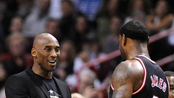 LeBron James, el más votado, saluda a Kobe Bryant que voluntariamente se bajó de la convocatoria LeBron James, el más votado, saluda a Kobe Bryant que voluntariamente se bajó de la convocatoria