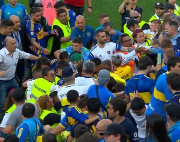 Escándalo: Romero se agarró con los hinchas tras ser golpeado por una bandera
