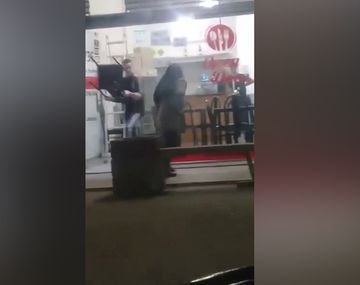 Apuñaló a su ex novio por la espalda dentro de un local y fue grabada con un celular