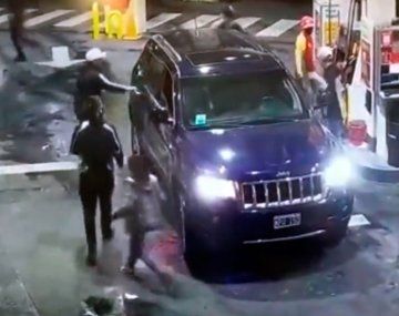 Nueve delincuentes abordaron a un automovilista mientras cargaba nafta y le robaron la camioneta