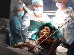 Impresionante video: una mujer toca el violín mientras le extirpan un tumor del cerebro