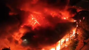 Impactante incendio en Mar del Plata: el fuego arrasó un concesionario con autos y una ferretería. Impactante incendio en Mar del Plata: el fuego arrasó un concesionario con autos y una ferretería.