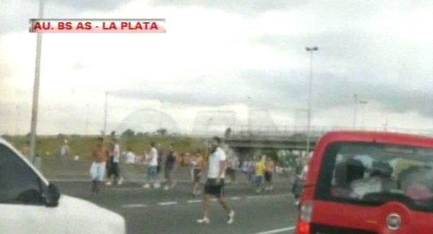 Violento cruce de barras en la AU Buenos Aires - La Plata