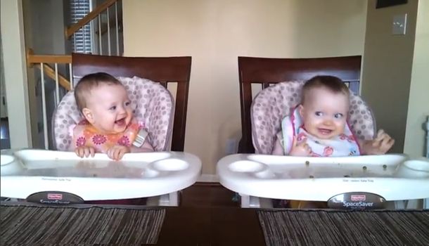 Dos bebas gemelas que se vuelven locas con la música