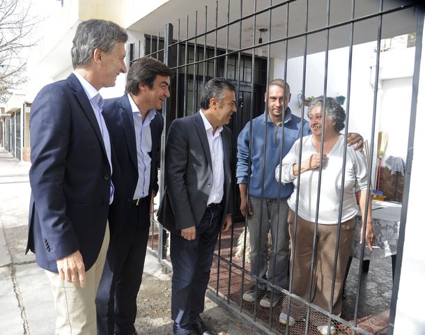 Macri de campaña en Mendoza, toca timbres y anuncia fin de las retenciones
