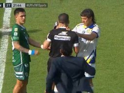 grave: un hincha de sarmiento se metio en la cancha y agarro del cuello al arbitro andres merlos grave: un hincha de sarmiento se metio en la cancha y agarro del cuello al arbitro andres merlos