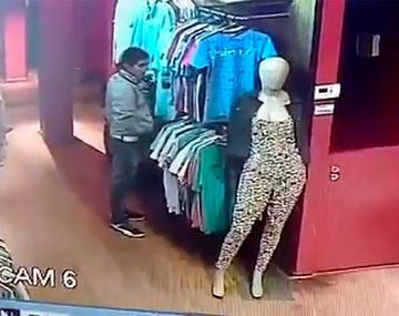 Filman a un joven robando en una tienda de ropa