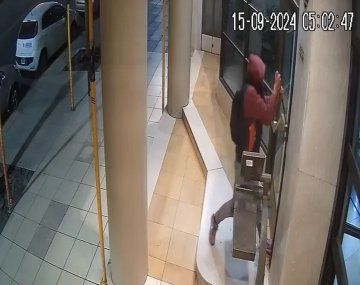 Los delincuentes quedaron escrachados en las cámaras de seguridad.
