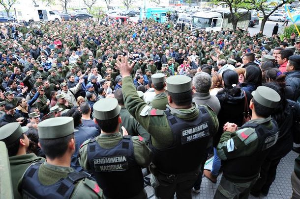 Fracasó reunión entre gendarmes y la nueva cúpula: sigue la protesta