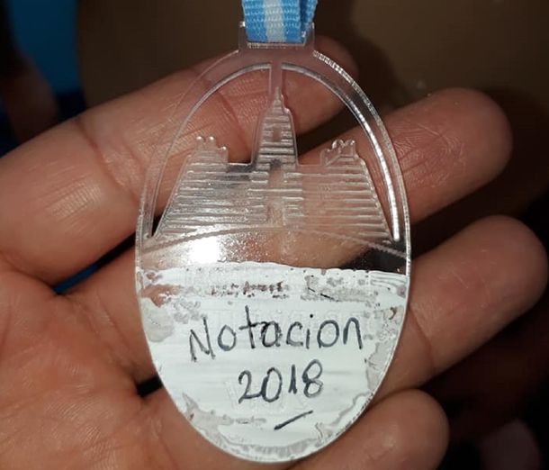 Bahía Blanca: entregaron medallas borradas con corrector a chicos discapacitados