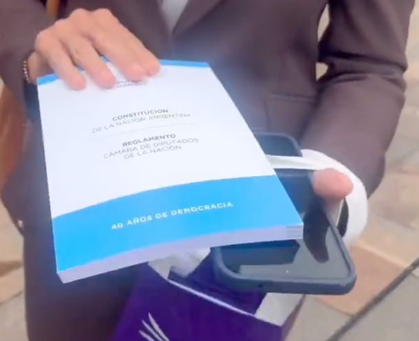 Milei puso a estudiar a sus diputados electos: Nos dieron un reglamento y la Constitución para ir leyendo