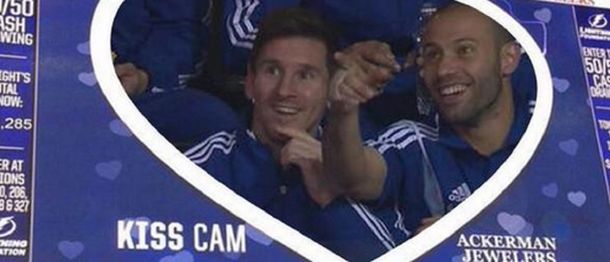 Faltó el besito: Messi y Mascherano, escrachados por la kiss cam