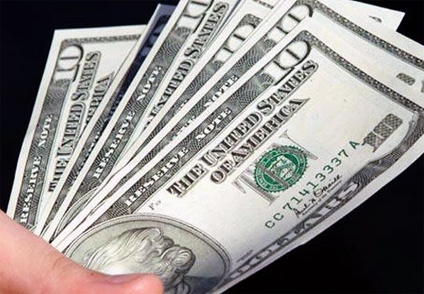 El dólar oficial subió a $6,385 y el negro cotiza a $9,80