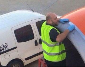 Arreglan la turbina de un avión con cinta adhesiva