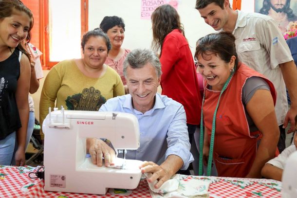 Sonriente, Macri se sacó una foto frente a una Singer que dejó de producirse en el país