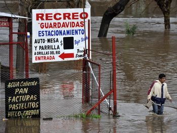 Berni monitorea los barrios afectados por el temporal