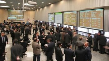 Los operadores bursátiles en plena operatoria. Los operadores bursátiles en plena operatoria.