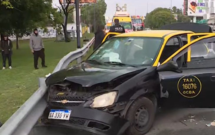 Fuerte choque entre un taxi y un auto en avenida Lugones dejó tres heridos