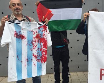 Los manifestas y la camiseta manchada de sangre (foto: @guardaceci)