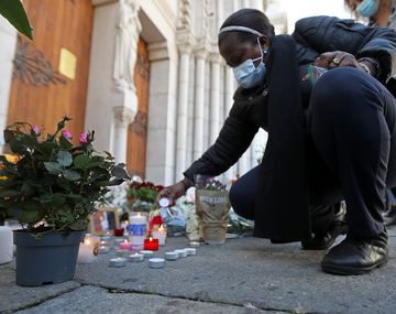 Niza, Francia. Homenaje en la puerta de la iglesia donde tres personas fueron asesinadas