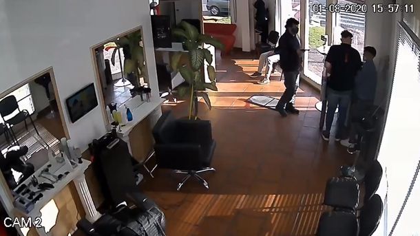 ¡Insólito!: Se cortó el pelo y después asaltó al peluquero en Olivos