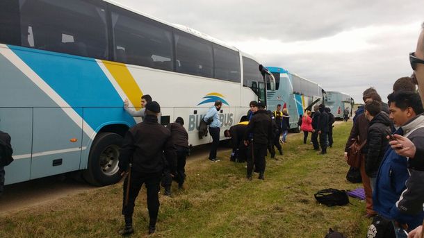 Acoso policial: así revisaron a los hinchas de Boca cuando llegaban a Uruguay