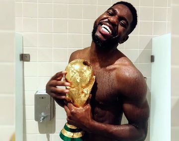 ¡Hasta en la ducha! Un jugador francés se bañó con la Copa del Mundo