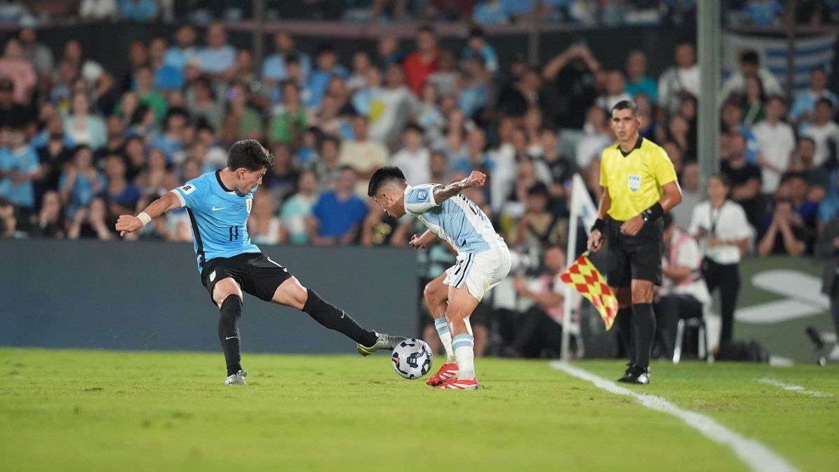 Con un golazo de Thiago Almada, la Selección Argentina ganó en Uruguay y quedó casi clasificada al Mundial