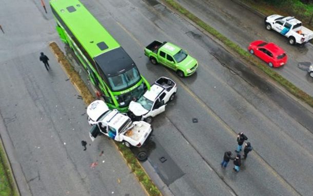 Un hombre robó un patrullero en Mar del Plata, manejó en contramano y chocó contra un colectivo