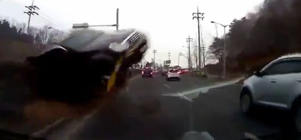 VIDEO: Un auto volador choca contra otro en una ruta