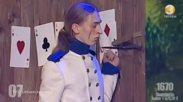 Mirá el aterrador video del momento en que un asistente casi muere acuchillado