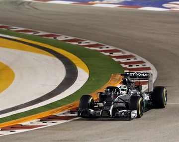 Hamilton se quedó con la pole en el Gran Premio de Singapur y da pelea