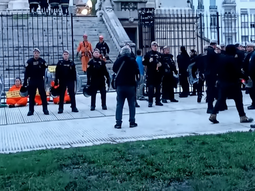 activistas de greenpeace se treparon a un monumento frente al congreso en protesta contra la ley de glaciares activistas de greenpeace se treparon a un monumento frente al congreso en protesta contra la ley de glaciares