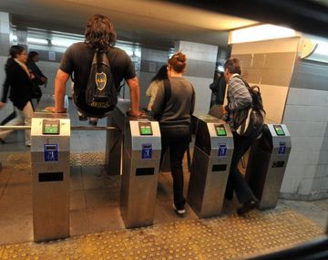Metrodelegados del subte anunciaron que hoy realizarán la apertura de  molinetes.