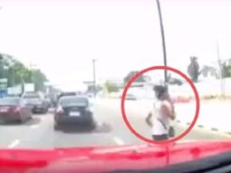 Una mujer fue atropellada mientras cruzaba hablando por teléfono