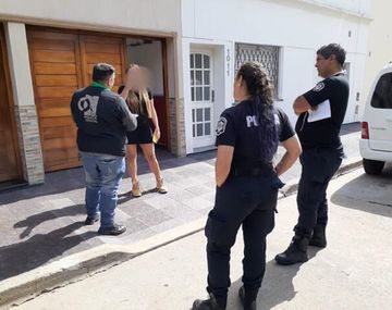 Descubrieron a una chica que viajó en el baúl de un taxi para ver al novio en plena cuarentena