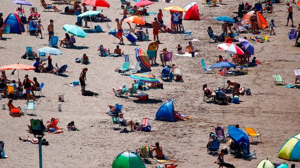 Playa completa: Mar del Plata cerró accesos a balnearios públicos para evitar aglomeraciones