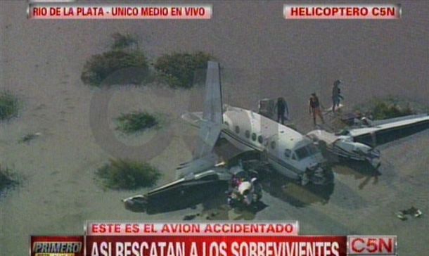 Cinco muertos y cuatro heridos al caer una avioneta en el Río de la Plata