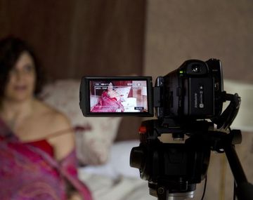 Chicas de calendario: 50 mujeres posan sin ropa por un fin solidario