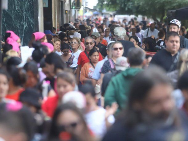 El Ministerio de Capital Humano amaneció con una larga cola de manifestantes