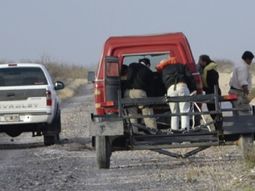 la pampa: cumplio una apuesta, se tiro a un arroyo y desaparecio la pampa: cumplio una apuesta, se tiro a un arroyo y desaparecio