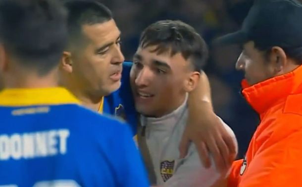 Quién es el hincha que entró a la cancha de Boca para abrazar a Riquelme