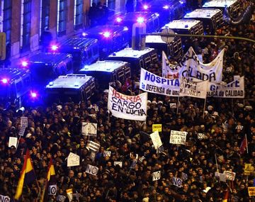 Miles de personas protestan en España contra los recortes