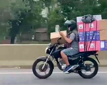 VIDEO: Manejaba su moto con varias cajas encima y mirando su celular en plena autopista